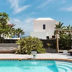Maria Villa *